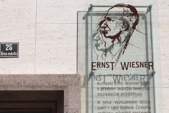Ernst Wiesner,  pamětní deska architekta | foto: Ludmila Opltová,  Český rozhlas