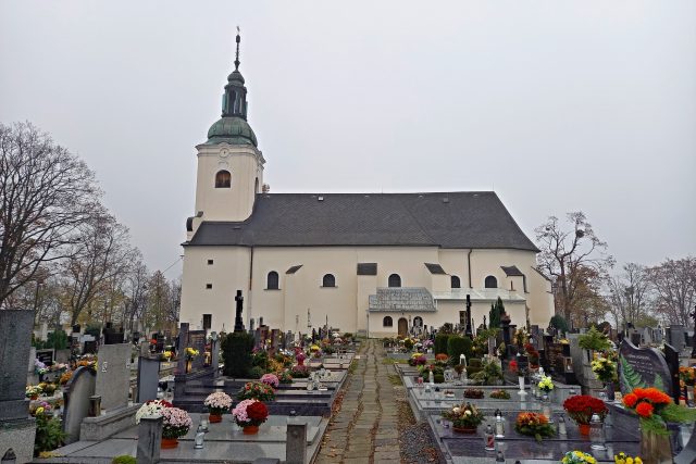 Kostel v pohledu od hřbitova | foto: Petra Štrymplová,  Český rozhlas