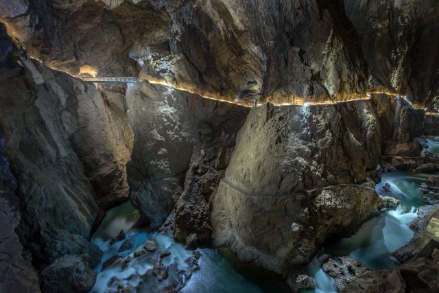 Dnes chodí návštěvníci v jeskyních po pohodlných osvětlených chodnících. První jeskyňáři ale používali jen lana,  žebříky,  svíčky,  louče a později karbidové lucerny | foto: Park Škocjanske jame,  Slovenia