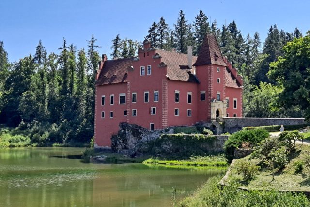 Červená Lhota je pohádkovým zámkem uprostřed vodní hladiny | foto: Filip Černý,  Český rozhlas