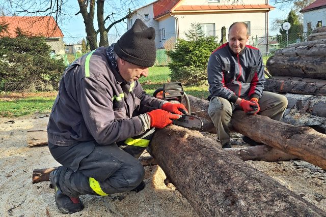 Hasiči při řezání dřeva pro zaplavené domácnosti musí pily pořád přebrušovat | foto: Andrea Brtníková,  Český rozhlas