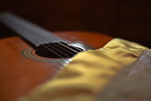 Kytara,  hudba,  hudební motiv,  ilustrační foto | foto:  ninocare,  Fotobanka Pixabay,  Licence Pixabay