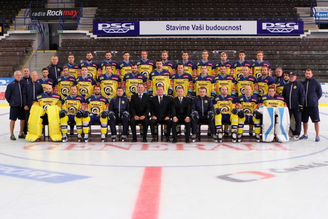 Miroslav Sedlák  (na fotce třetí zleva) je nyní kustodem hokejistů | foto: Profimedia