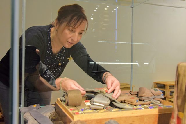 Monika Chromečková připravuje výstavu starého zboží z obchodu | foto: Michal Polášek