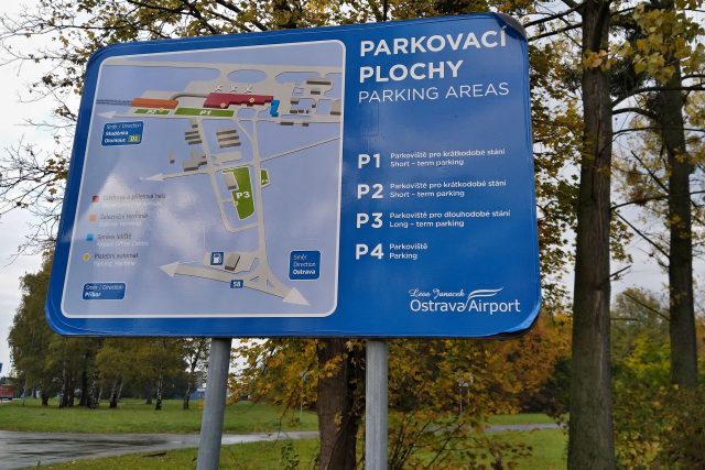 Parkování u mošnovského letiště | foto: Stanislav Janalík