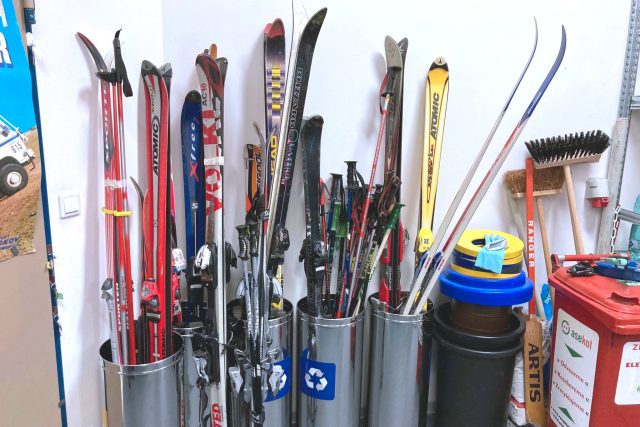 Sbírka lyžařského vybavení v ZŠ Zdice na Berounsku | foto: Natalie Máchová,  Český rozhlas