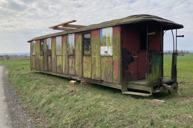 Vagón z roku 1914 v posledních desetiletích sloužil mimo železnici jako fotbalová kabina vesnického klubu | foto: Adam Tomáš,  Český rozhlas
