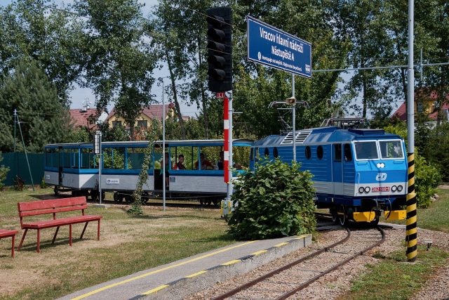 Vlaková souprava se blíží na vracovské hlavní nádraží | foto: Zdeněk Truhlář,  Český rozhlas,  Český rozhlas