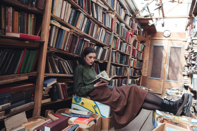 Mladá žena,  knihy,  knihovna,  antikvariát  (ilustrační foto) | foto: Profimedia