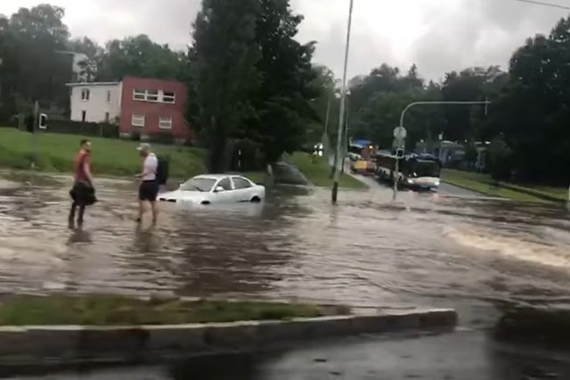 Voda z přívalového deště zaplavila Martinovskou ulici v Ostravě-Porubě | foto: video Facebook Jiří Demon