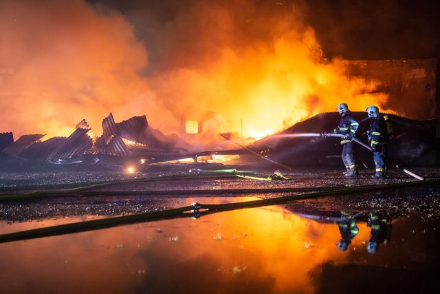 Skladovací hala v Josefově lehla popelem,  škoda je 1, 2 milionu korun | foto: HZS Královéhradeckého kraje