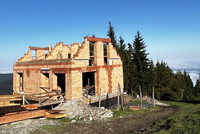 Hrubá stavba nové chaty Horské služby v Beskydech na Javorovém | foto: František Kuča,  Český rozhlas
