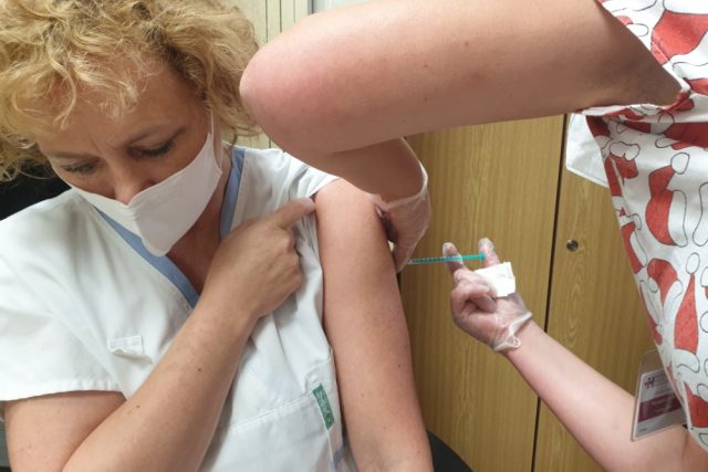 Očkování zdravotníků. V nemocnici Karviná-Ráj mají zatím očkovací látku pro 210 zdravotníků  (ilustr. foto) | foto: Andrea Strohmaierová,  Český rozhlas