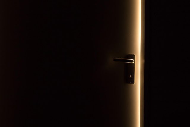 Štěrbina ve dveřích | foto:  Pexels,  Fotobanka Pixabay,  Licence Pixabay