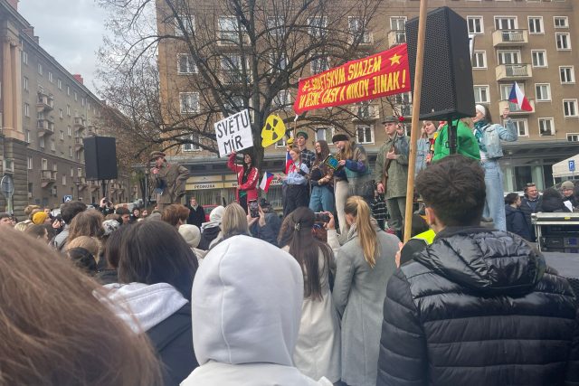 Studenti si v Ostravě-Porubě poměrně netypicky připomněli události 17. listopadu | foto: Natálie Flajžíková,  Český rozhlas