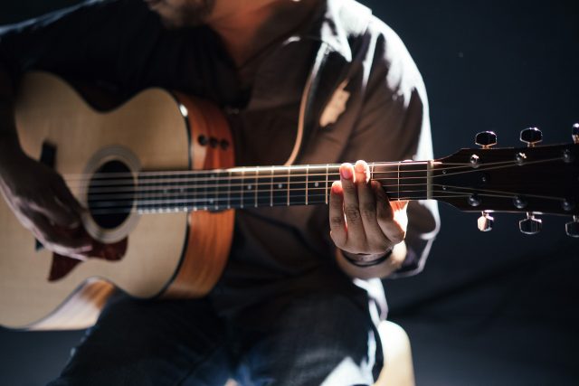 Akustická kytara,  kytarista,  hudební motiv | foto:  Pexels,  Fotobanka Pixabay,  Licence Pixabay