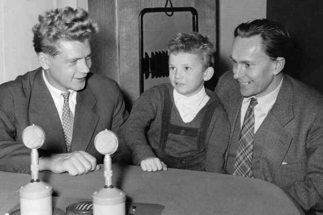 Jiří Zikmund a Miroslav Hanzelka  (vpravo) v rozhlasovém studiu  (1958) | foto: Jiřina Cinybulková,  Archiv Českého rozhlasu