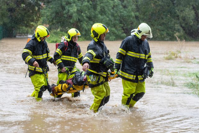 Hasiči zachraňují v Ostravě imobilní osobu před velkou vodou | foto: HZS Moravskoslezského kraje