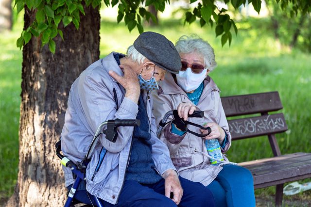 Důchodci s rouškou | foto: Fotobanka Profimedia