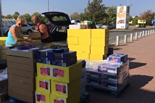 Ředitel azylového domu v Prostějově Jan Kalla si přebírá vyřazené jídlo ze supermarketu | foto: Monika Pustovková