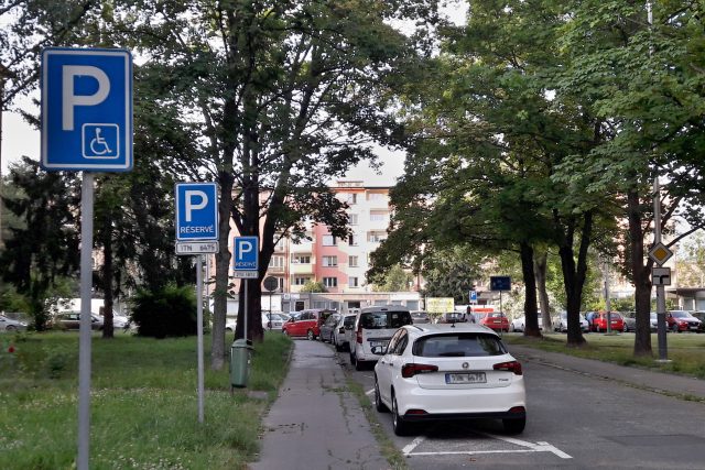 Parkování tzv. na značku v Ostravě-Porubě končí | foto: František Tichý,  Český rozhlas