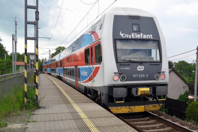 Vlaková jednotka CityElefant vyjíždí ze stanice v Jilešovicích | foto: František Tichý,  Český rozhlas