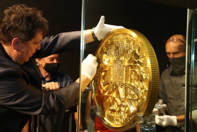 Největší mince Evropy. Je z ryzího zlata,  váží 130 kg a její nominální hodnota je 100 milionů korun | foto: Ostravské muzeum