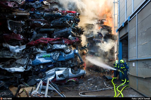 Hasiči likvidují požár vítkovického vrakoviště | foto: Tomáš Lach,  HZS Moravskoslezského kraje