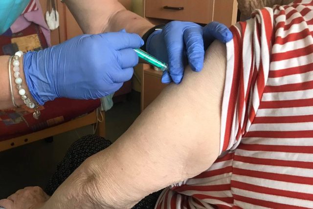 V moravskoslezských domovech pro seniory začíná očkování proti koronaviru | foto: Lucie Fürstová,  Český rozhlas