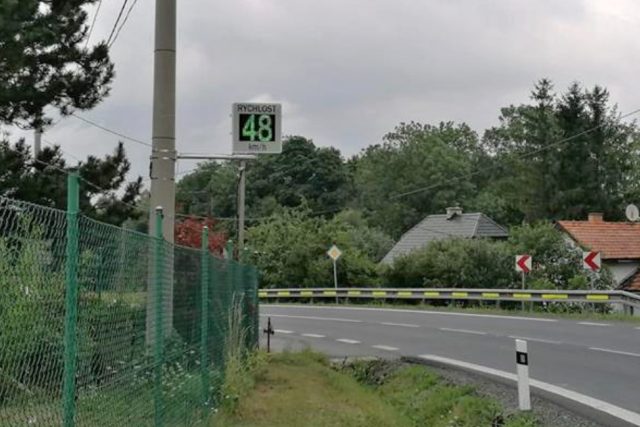 Radar u silnice,  podél které má být chodník | foto: Město Frenštát pod Radhoštěm