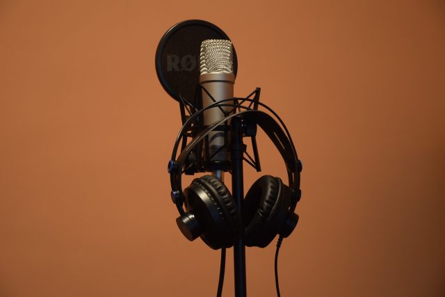 Mikrofon a sluchátka,  hudební motiv,  ilustrační foto | foto: Fotobanka Pixabay