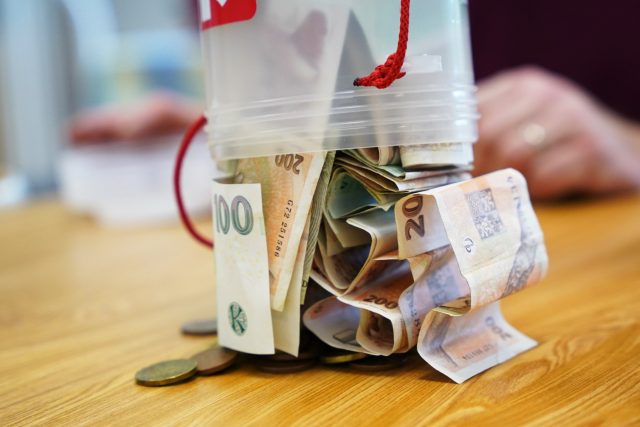Charita začala sčítat peníze z kasiček Tříkrálové sbírky | foto: Jan Kordina
