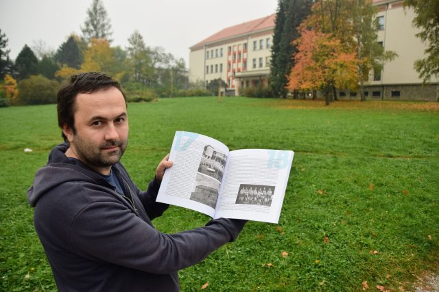 Ondřej Šalek ukazuje fotky v knize 70 let města Kopřivnice. Vlevo dole původní snímek Základní školy Pionýrská,  nyní Emila Zátopka  (v pozadí) | foto: Michal Polášek