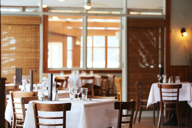 V restauracích a hospodách vrcholí přípravy na čtvrteční otevření | foto: Pexels