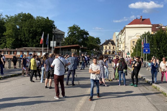 K pokojnému protestu se na mostě Přátelství sešlo asi 200 lidí z obou stran hranice | foto: Tomáš Pika,  Český rozhlas