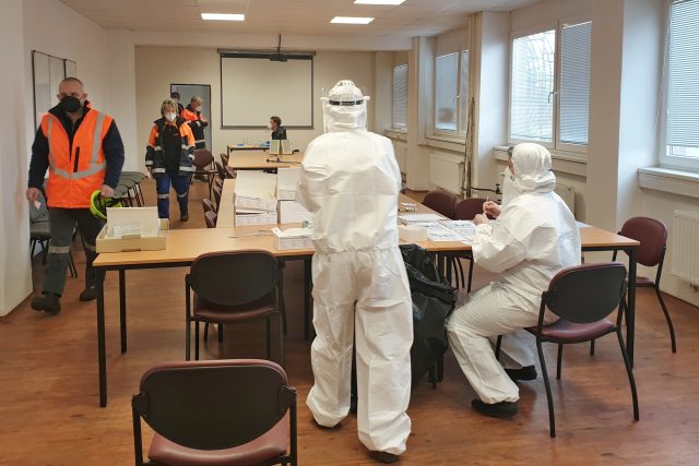 Povinné testování na koronavirus v ostravské huti Liberty | foto: Martin Knitl,  Český rozhlas