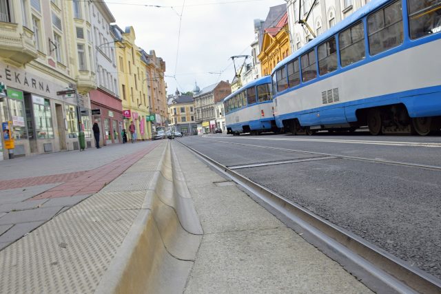 Obrubník na tramvajové zastávce Stodolní musí pryč | foto: Michal Polášek