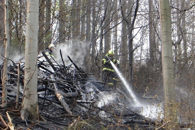 Hasiči likvidují požár lesa u beskydských Trojanovic | foto: Petr Kůdela,  HZS Moravskoslezského kraje