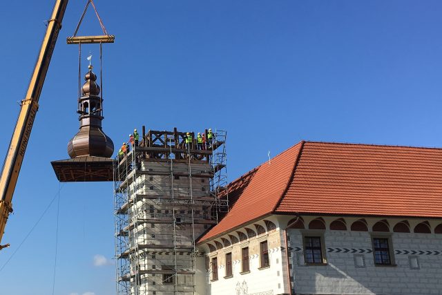 Usazování báně na věž zámku ve Staré Vsi nad Ondřejnicí | foto: Monika Pustovková