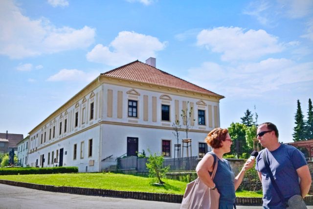 Historická budova obecního úřadu,  nejstarší v obci. Na snímku redaktorka Petra Štrymplová a osvětový pracovník Petr Horák | foto: Bronislav Novosad