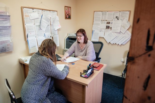Sociální pracovnice s klientkou dluhové poradny  (ilustrační foto) | foto: Petr Kotrlík,  Nezisková organizace Naděje