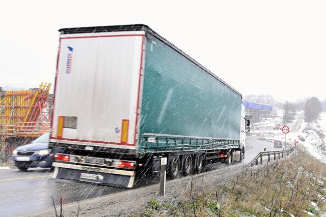 Tranzitní kamiony na úzkou a strmou silnici v zimě nepatří. Zákaz vjezdu aut nad 12 tun platí od 22. prosince,  těžké soupravy tudy přesto jezdí dál | foto: Michal Polášek
