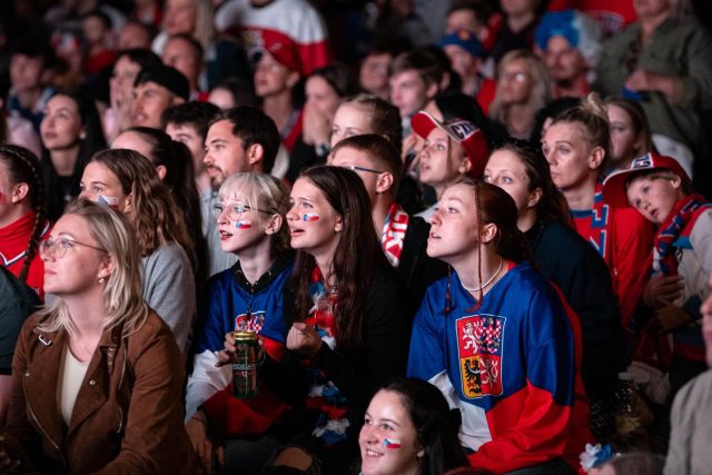 Hokejoví fanoušci sledují utkání na velkoplošné obrazovce na Masarykově náměstí v centru Ostravy | foto: Město Ostrava