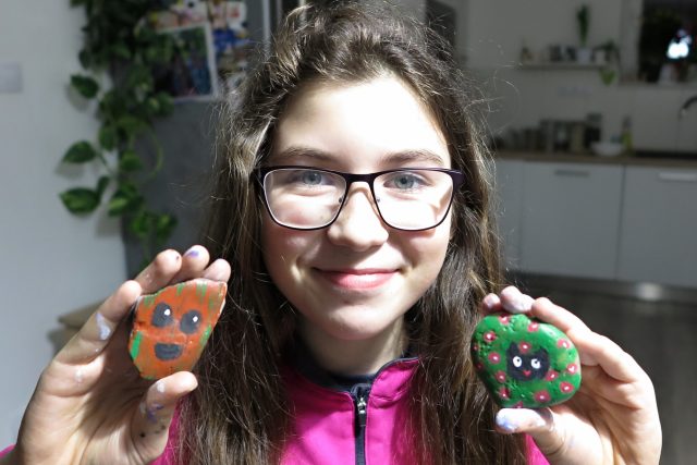 Jedenáctiletá Anežka věří,  že její malované kamíny nálezce potěší | foto: Martina Sihelská,  Český rozhlas Plzeň