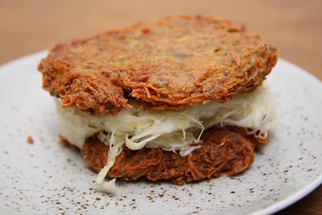 Křupavý bramborák smažený ve výpeku z kolen | foto: Jana Myslivečková,  Český rozhlas