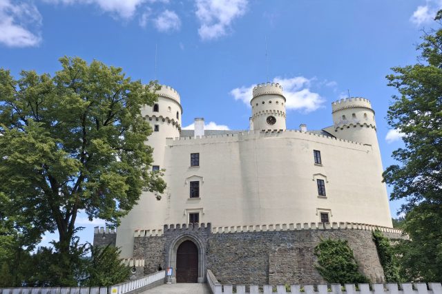 Zámek Orlík nad Vltavou působí trochu jako pevnost | foto: Zdeněk Zajíček,  Český rozhlas
