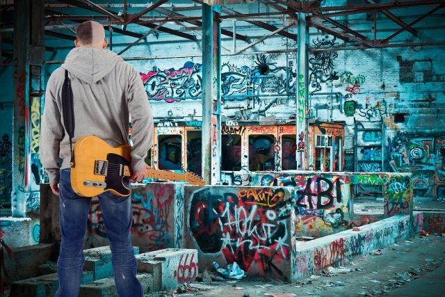 Mládí,  mladý muž,  kytara,  punk | foto:  ArtsyBee,  Fotobanka Pixabay,  Licence Pixabay