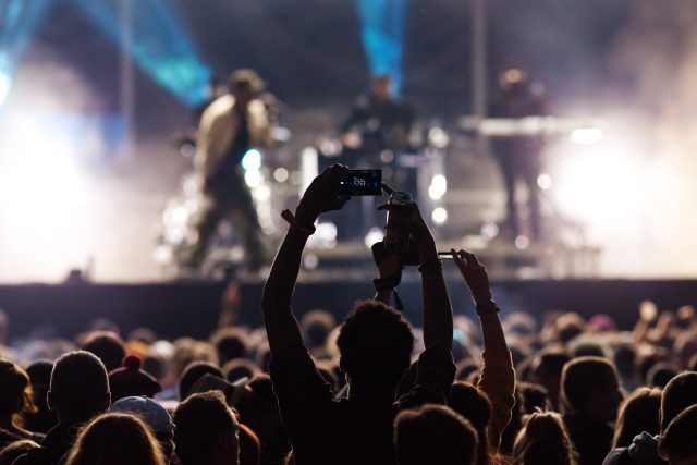 Fanoušci na koncertě  (ilustrační foto) | foto: Profimedia