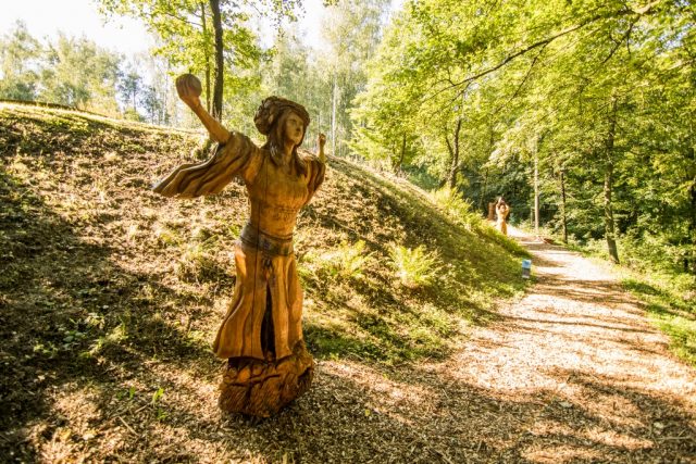 Lada,  jedna z šesti dřevěných soch slovanských bohů. Autorem je sochař Luděk Vančura | foto: P. Vlček  (ZOO Ostrava)