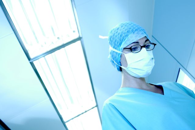 Zdravotní sestra na operačním sále | foto: Profimedia